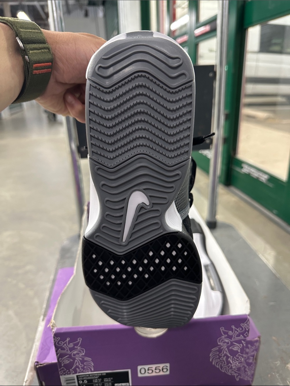 Nike LeBron Witness VIII - Picture 2 of 6